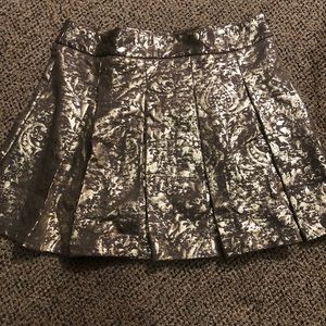 Brand new mark. brand Pleated mini skirt size XXL gold brush design w zipper